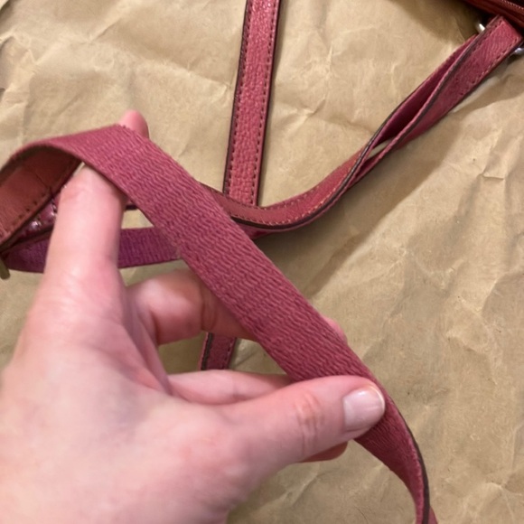 Fossil Pink Leather Crossbody Bag with Adjustable Strap and Flap Closure - Picture 8 of 9